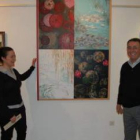 El pintor Enrique Sarabia posa al lado de la obra que ha donado a San Andrés