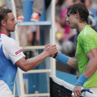 Rafa Nadal y Alex Kuznetsov estrechan las manos tras el partido.