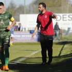 Ramón González, entrenador de la Cultural B, dando instrucciones a sus jugadores. JESÚS F. SALVADORES