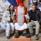 Óscar Prieto y su compañero de periplo, Nacho Fernández, entregando las cartas a Papá Noel.