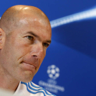 Zinedine Zidane durante la rueda de prensa antes del entrenamiento que el equipo madridista realizó en Valdebebas. CHEMA MOYA
