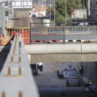 Los operarios volvieron a trabajar ayer en el tramo del cruce que se había paralizado por el riesgo