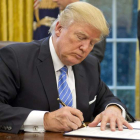 Donald Trump firma un documento en su despacho de la Casa Blanca. RON SACHS