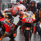 Marc Márquez patina al cambiar de moto hoy en Brno.