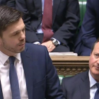 Cameron (derecha) escucha al secretario de Estado de Trabajo y Pensiones, Stephen Crabb, en la Cámara de los Comunes, en Londres, este lunes.