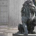 Una de las teorías es que al artista Ponciano Ponzano se le olvidó dotar de testículos al león que guarda el Congreso