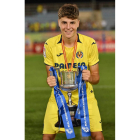 Iván Morante con el trofeo de campeón de Copa. ANA BELÉN RUIZ JEREZ