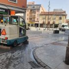 Limpieza de la calle El Reloj de La Bañeza. DL