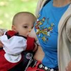 Una mujer da el pecho a su hijo en las jornadas a favor de la lactancia materna
