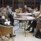 La embajadora de la India en el salón con responsables locales