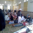 Varias personas permanecen junto a cuerpos sin vida en el interior de la mezquita. STR