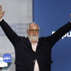 Miguel Arias Cañete saluda a sus simpatizantes tras conocer los resultados