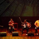 Fotografía de un concierto de la banda leonesa de folk Pandetrave que actúa hoy en la plaza de Regla