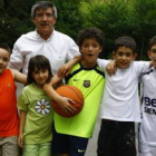 El alcalde de León, Francisco Fernández, con varios niños participantes.