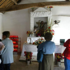 Los ladrones entraron en esta ermita de Parajís y se llevaron la limosna que había bajo O Demín.