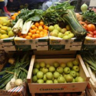Llenar la cesta con productos ecológicos ayuda a conservar el medio ambiente.