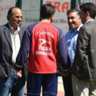 El presidente blanquiazul charla con Granero.