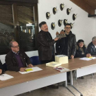 Ángel Calvo y José Antonio Cachón, junto a los alcaldes y respresentantes de la reserva. DL