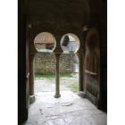 La entrada de la iglesia de Santiago de Peñalba.