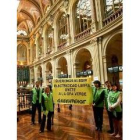 El grupo de activistas de Greenpeace, ayer en el Congreso