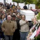 Los familiares y amigos en el entierro de María Esther.