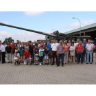 Imagen de familia de antiguos soldados y familiares tras realizar la visita a la base Conde de Gazola.