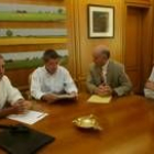 Francisco Fernández firma el convenio con los representantes del Colegio de Abogados de León