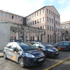 Los agentes de la Comisaría (arriba) le incautaron al detenido 38 bolsitas con 52 gramos de droga. DE LA MATA