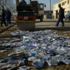 Una apisonadora procedió a la destrucción de los discos compactos