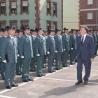 Las autoridades posaron con los nuevos miembros de la Guardia Civil tras el acto celebrado en la Com