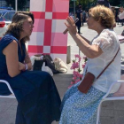 Los candidatos se suceden estos domingos en el rastro de León para pedir el voto. DL