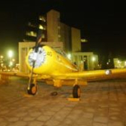 La avioneta está expuesta en la plaza de la delegación de la Junta