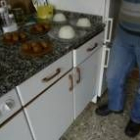 Uno de los educadores del centro Jalama de León, con la comida ya preparada para los internos