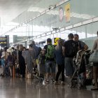 Colas de hasta una hora en los controles de seguridad de El Prat. QUIQUE GARCÍA