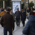 Personas caminando por Ordoño en el primer día sin la obligación de llevar puesta la mascarilla al aire libre. FERNANDO OTERO