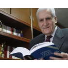 Fernando Martínez San Martín, licenciado en Derecho a la edad de 79 años. Ahora con 88 años recibe una condecoración. JESÚS F. SALVADORES