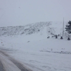 La nieve cubrió ayer la estación de esquí de San Isidro.