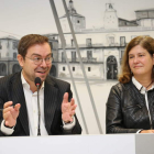 El periodista Javier Sierra y Margarita Torres, durante la presentación del evento. DL