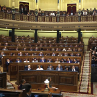 Los diputados y la tribuna de invitados en la sesión de ayer. JUAN CARLOS HIDALGO