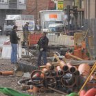 Dos operarios haciendo el jueves replanteo de la obra.