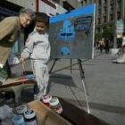Uno de los niños que participó en el certamen, con su caballete en la plaza de Santo Domingo