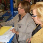 Carmen Mallo y Josefa de Paz, en el momento de registrar las 8.000 firmas en la delegación.