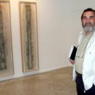 El artista posa en la sala Lucio Muñoz junto a dos de sus obras