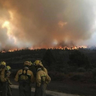 Trabajadores de las brigadas de tierra durante las labores de extinción del incendio de La Palma