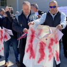 La protesta se hizo visible con camisetas manchadas con sangre. DL