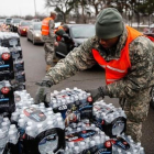 Efectivos de la Guardia Nacional reparten agua embotellada a los habitantes de Flint.