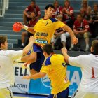 El juvenil rumano Dan Emil Racotea intenta un lanzamiento.