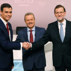 El candidato socialista a la presidencia del Gobierno, Pedro Sánchez, el moderador, Manuel Campo Vidal, y el aspirante del PP, Mariano Rajoy.