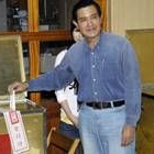 El candidato opositor a la presidencia, Ma Ying-jeou, deposita su voto