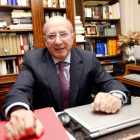 El escritor Demetrio Fernández González en su residencia madrileña.